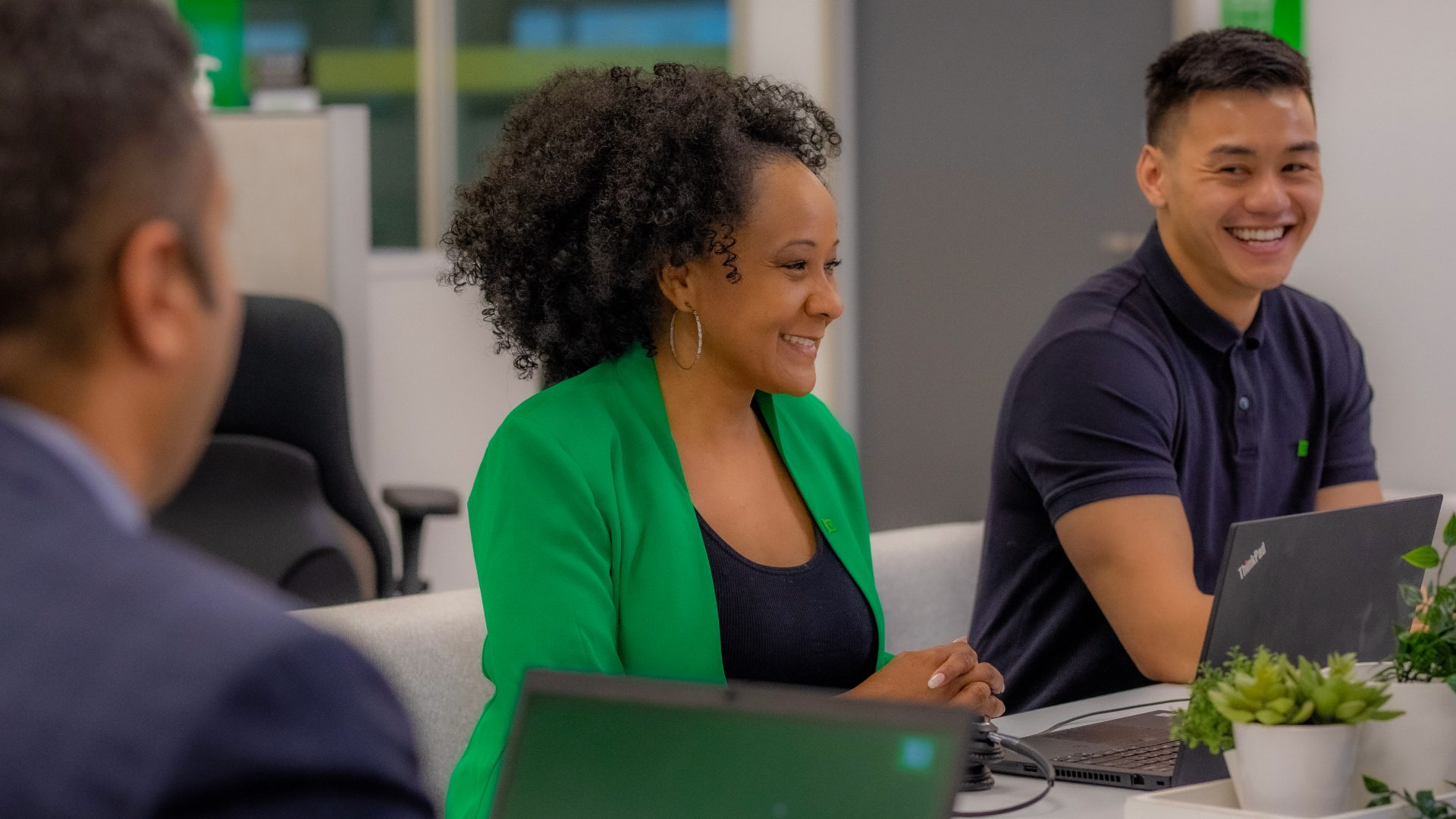 People 2 Une collègue de la TD sourit durant une rencontre avec une collègue.