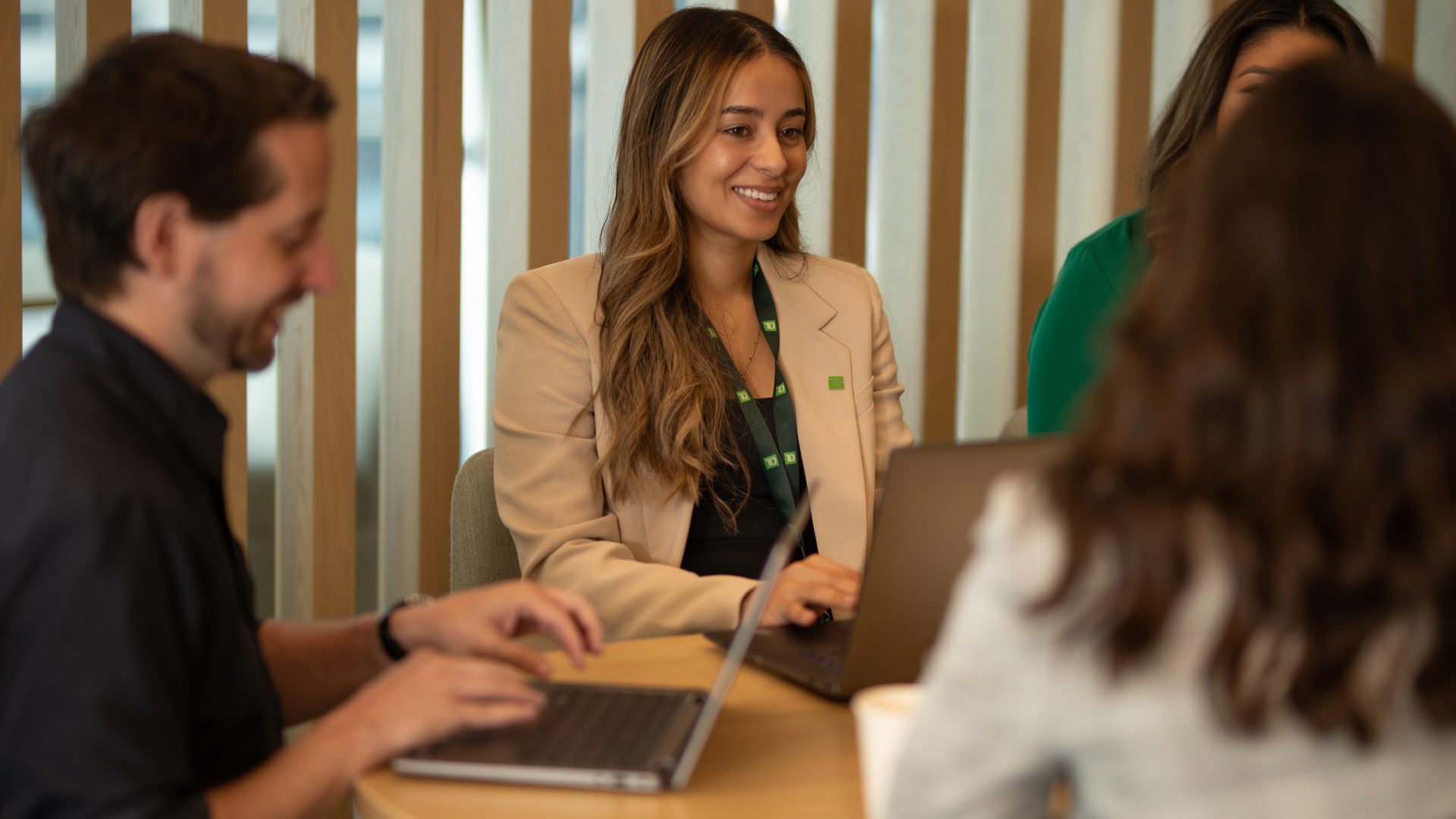 Places (2) Un groupe de collègues est réuni autour d’une table de conférence dans un bureau.