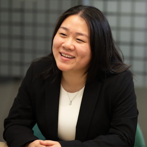 Deux collègues travaillent sur un ordinateur portable dans un bureau de la TD.