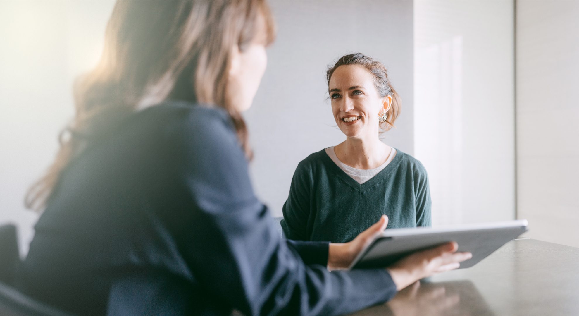 Une professionnelle en ressources humaines explique comment effectuer une recherche d’emploi avec sa tablette.