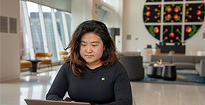 Une collègue de la TD sourit alors qu’elle parle à une collègue.